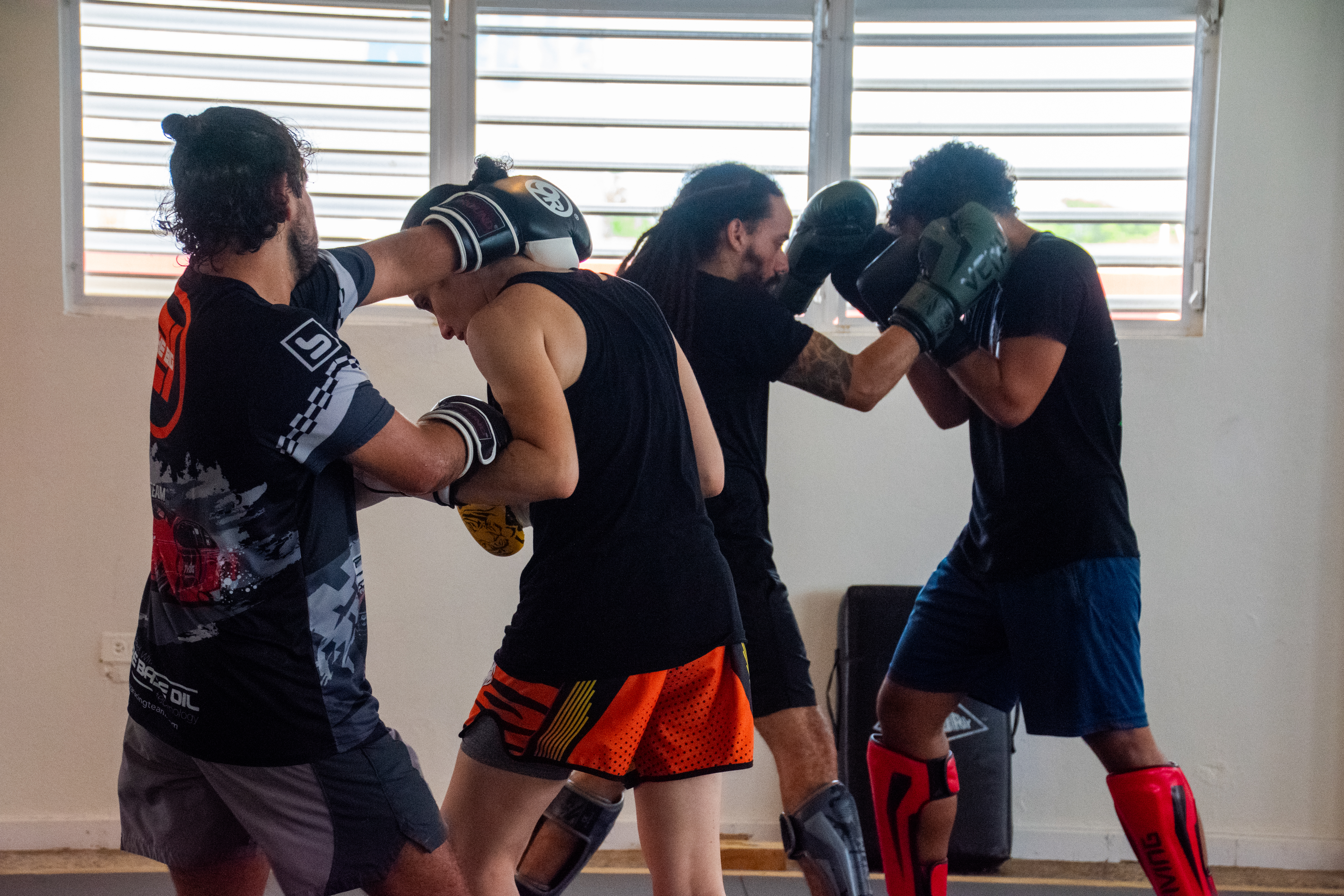 Trabajo en almohadillas de Muay Thai en Excel Combat Academy